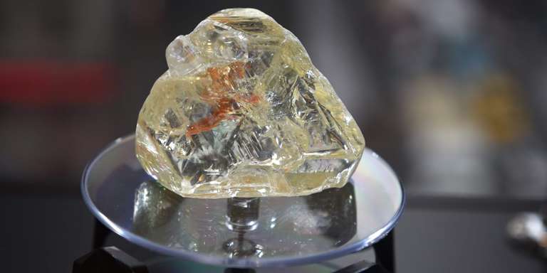 The Peace Diamond is on display at the Rapaport Group on December 4, 2017 in midtown New York. The government of Sierra Leone has sold a 709 carat rough diamond for $6.5 million. Named the Peace Diamond, $3.8 million of the proceeds will directly benefit 250,000 inhabitants of a region with no school, hospital, clean water, roads or electricity. / AFP / TIMOTHY A. CLARY