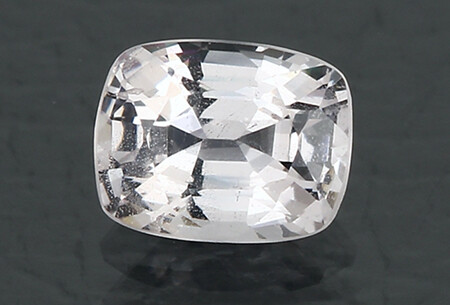Pierre précieuse ovale à facettes certifiée 12,80 cts en iolite