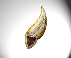 HINGO HENN-Pendant Brooch-18K yellow gold-spessartite-garnet diamonds-hand engraved-enamelled