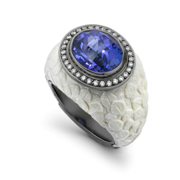 THEO FENNEL-Ring-carved Mammoth-tanzanite-white gold-diamonds