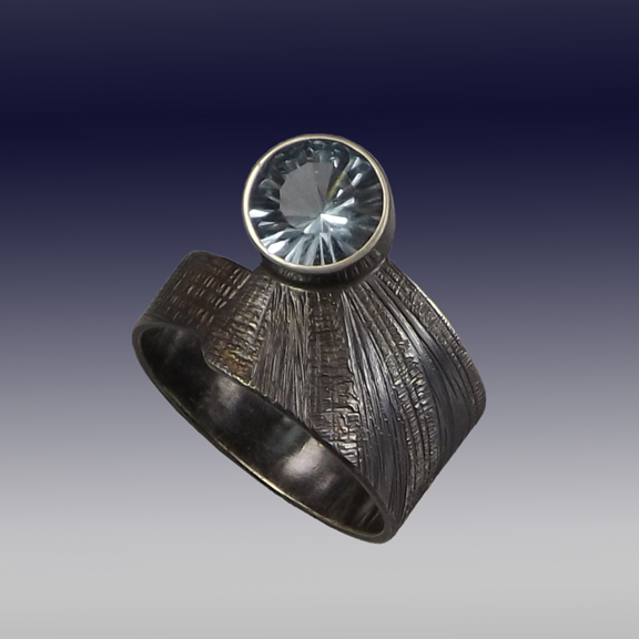 VAATZ Wolgang-Ring in oxidized sterling silver sky blue topaz