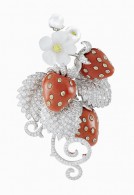 VAN ClEEF & ARPELS-Fraises clip-Palais de la chance collection-white gold-diamonds-white mother of pearl-red coral