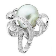 VAN ClEEF & ARPELS-Pearl-Diamonds