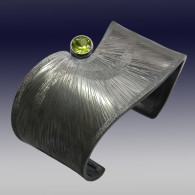 WOLFGANG VAATZ-Cuff-oxidized sterling silver-peridot