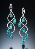 Boucle d&rsquo;oreille Stilla, Apatite 20.04 ct, 0.90 ct de diamants F-G VS, or banc 14K. ADAM NEELEY