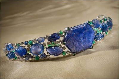 #CARTIER #Brazalete de diamantes, esmeraldas y zafiros tallados realizado en 1927 por Cartier.
