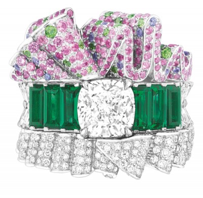 #DIOR JOAILLERIE #bague #archi Dior #diamant #émeraudes #saphirs roses #saphirs violets #grenats démantoides #diamond #sapphires