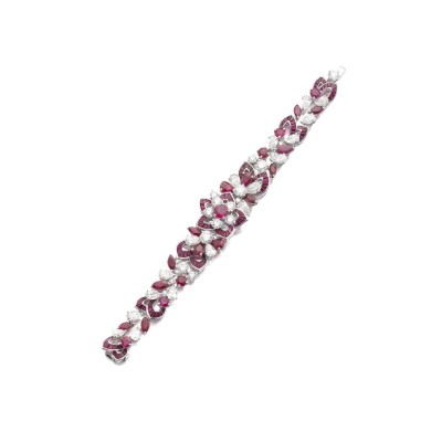 #GRAFF #White Gold #Diamond #Ruby #Diamant #bracelet #boucles d'oreilles #rubis #Encyclopediedesjoailliers #Encyclopediaofjewellers #joaillerie #jewelry
