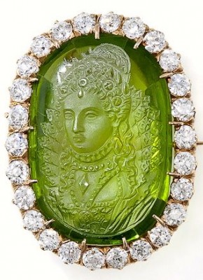 Antique carved péridot cameo and diamonds brooch pendant  19e century