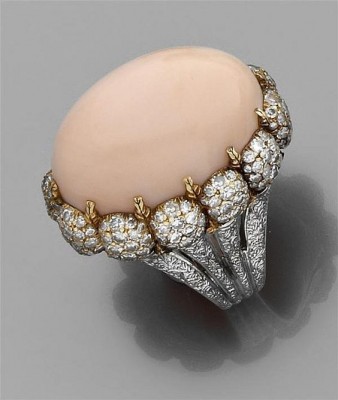 BUCCELLATI-bague-diamants-corail cabochon