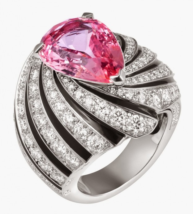 Bague Solar, en platine, saphir, laque noire, diamants et un saphir Padparadscha de 10.04-carat, Cartier©