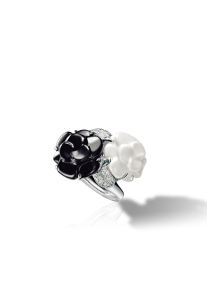 CHANEL-Bague Camélia-onyx, agate blanche-diamants