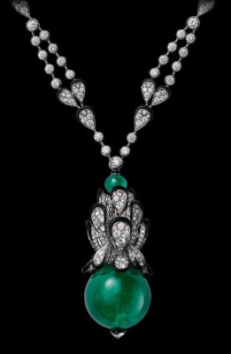 COLLECTION  L’ODYSSÉE DE CARTIER PARCOURS D’UN STYLE, collier en or blanc, emeraude, laque noire, diamants. CARTIER