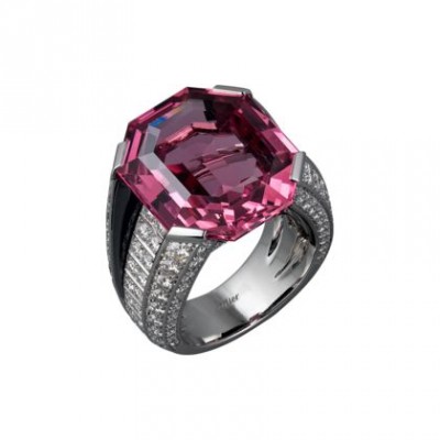 Collection Cartier Royal, bague en platine, spinel de 20.02 carat onyx et diamants, Cartier©