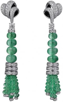 Collection Haute joaillerie, boucle d'oreille en platine , emeraude et diamants, Cartier©