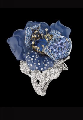 DIOR-Bague-Bal-Bleu-Nuit-Joaillerie- diamants-saphir calcedoine-tanzanites