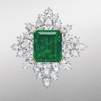 HARRY WINSTON-Broche-diamants-émeraude 42.88 carats