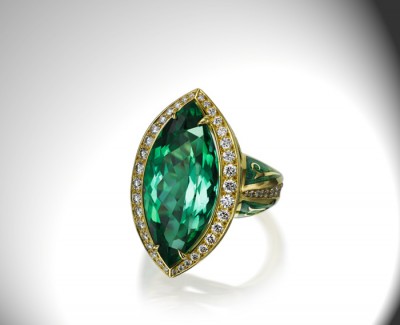HINGO HENN-Bague or jaune-tourmaline verte-diamants-émail-gravures fait main