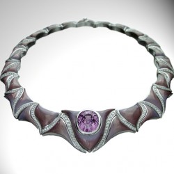 HINGO HENN-Collier-or blanc-saphir rose-diamants-email-gravure