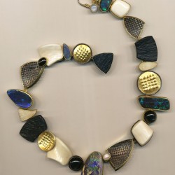 JEFF & SUSAN WISE-Collier Asian Basket-Opale boulder-opale de feu-corail blanc-jade noir-saphir étoilé- diopside étoilé