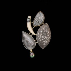 JEFF & SUSAN WISE-Pin-or jaune-argent-Brookite-Agate-Perle noir baroque de Tahiti-jade noir-bambou-corail