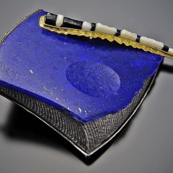 JEFF & SUSAN WISE-broche Winged Touchstone-argent-or blanc-lapis lazuli-corail blanc-jade noir