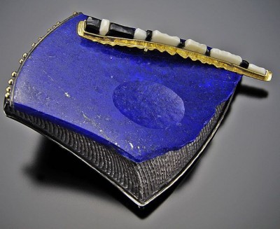 JEFF & SUSAN WISE-broche Winged Touchstone-argent-or blanc-lapis lazuli-corail blanc-jade noir