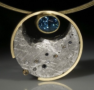 Jacob Albee's-Blue Moon Pendant-zircons bleus-diamants noirs-diamants blancs-diamants cognac-méteorite Gibéon-or