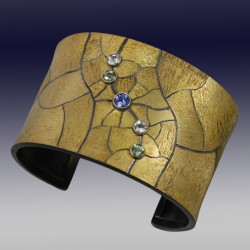 VAATZ Wolgang-Cuff in 18k gold fused on sterling silver, oxidized tanzanite, white beryls, green tourmalines