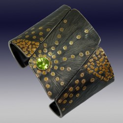 VAATZ Wolgang-Cuff in 22k gold, gold nuggets, fused on sterling silver, oxidized, peridot