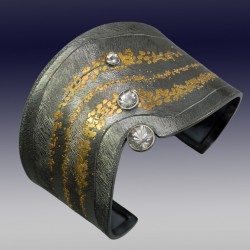 VAATZ Wolgang-Cuff in gold nuggets, fused on sterling silver, oxidized, natural topaz