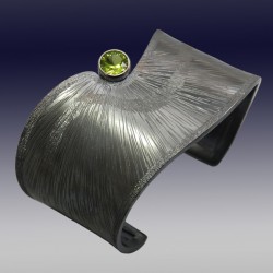VAATZ Wolgang-Cuff in oxidized sterling silver, peridot