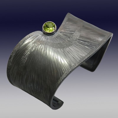 VAATZ Wolgang-Cuff in oxidized sterling silver, peridot