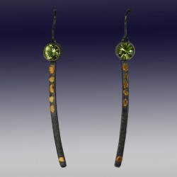 VAATZ Wolgang-Earrings gold nuggets fused on sterling silver, oxidized  peridot