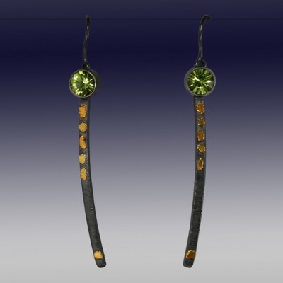 VAATZ Wolgang-Earrings gold nuggets fused on sterling silver, oxidized  peridot