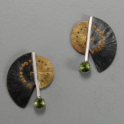 VAATZ Wolgang-Earrings in 18k gold, gold nuggets, fused on sterling silver, oxidized peridot