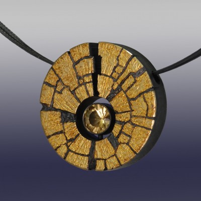 VAATZ Wolgang-Pendant in 18k gold fused on sterling silver, oxidized, golden beryl