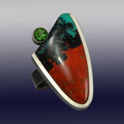 VAATZ Wolgang-Ring in massive cuprite chrysocolla, oxidized sterling silver, peridot