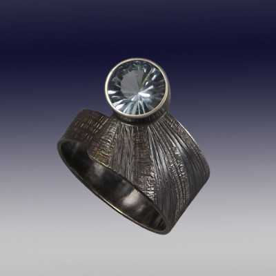 VAATZ Wolgang-Ring in oxidized sterling silver sky blue topaz