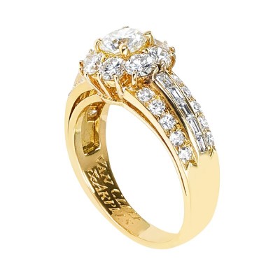 #VAN CLEEF & ARPELS #Gold #Diamond #Floral Ring #Or #Diamant #Bague fleur