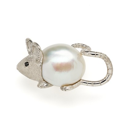 Broche souris en perle et diamant - Mouse with Pearl Body and Diamond Detail, 2016