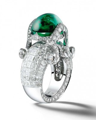 GIAMPERO BODINO Tesori del Mare ring in white gold with diamonds and a 12.89-carat emerald cabochon.