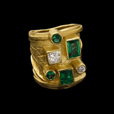 #FRIDA #Fine #Jewellery. #Shield™Collection #Ring #Golde #Emeralds #Diamonds #Diamants #Emeraudes #Diamants