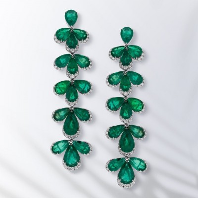 #RENU OBEROI #emerald #diamond #earrings #émeraude #Diamants #Boucles d'oreilles